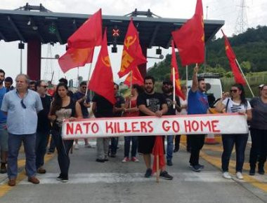 ΚΚΕ: Έστησε «μπλόκο» σε κομβόι του ΝΑΤΟ (φωτό, βίντεο)